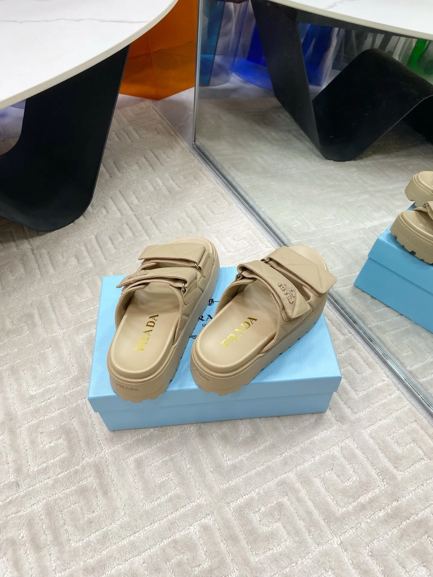 👟👟Ex-factory price 580👟👟 Prada Prada 2025 spring and summer new sandals Roman thick-soled Velcro sandals slippers The latest catwalk style, classic upgrades Comfort and fashionability coexist Each color combination looks good, and the design matches different style needs Upper: Original customized cowhide Lining: Original customized sheepskin lining, cowhide Foot pads Outsole: Original open-molded anti-slip outsole Shoe size: 35-40